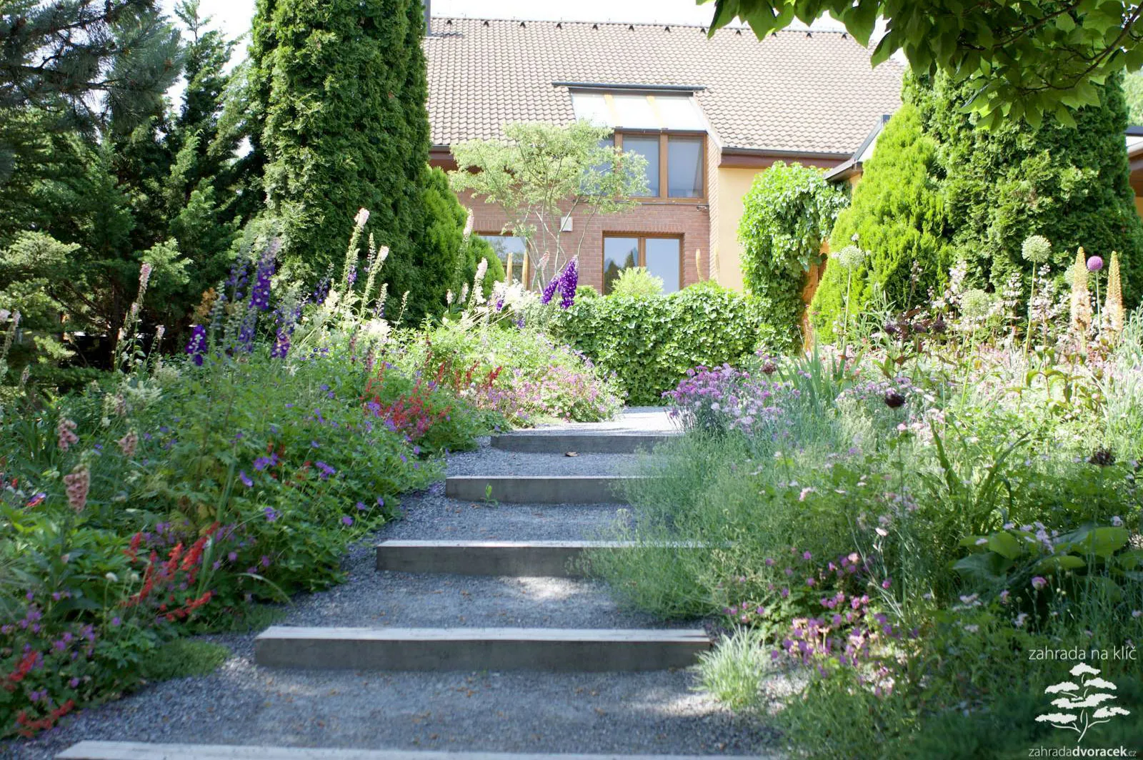 Zahrada se skákacími schody