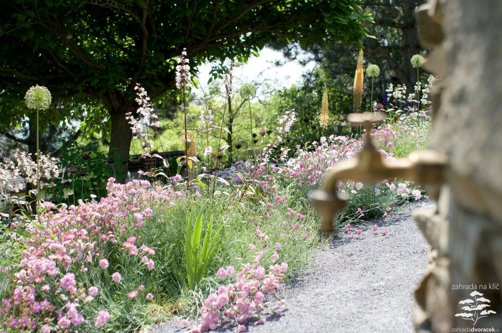 Zahrada se skákacími schody