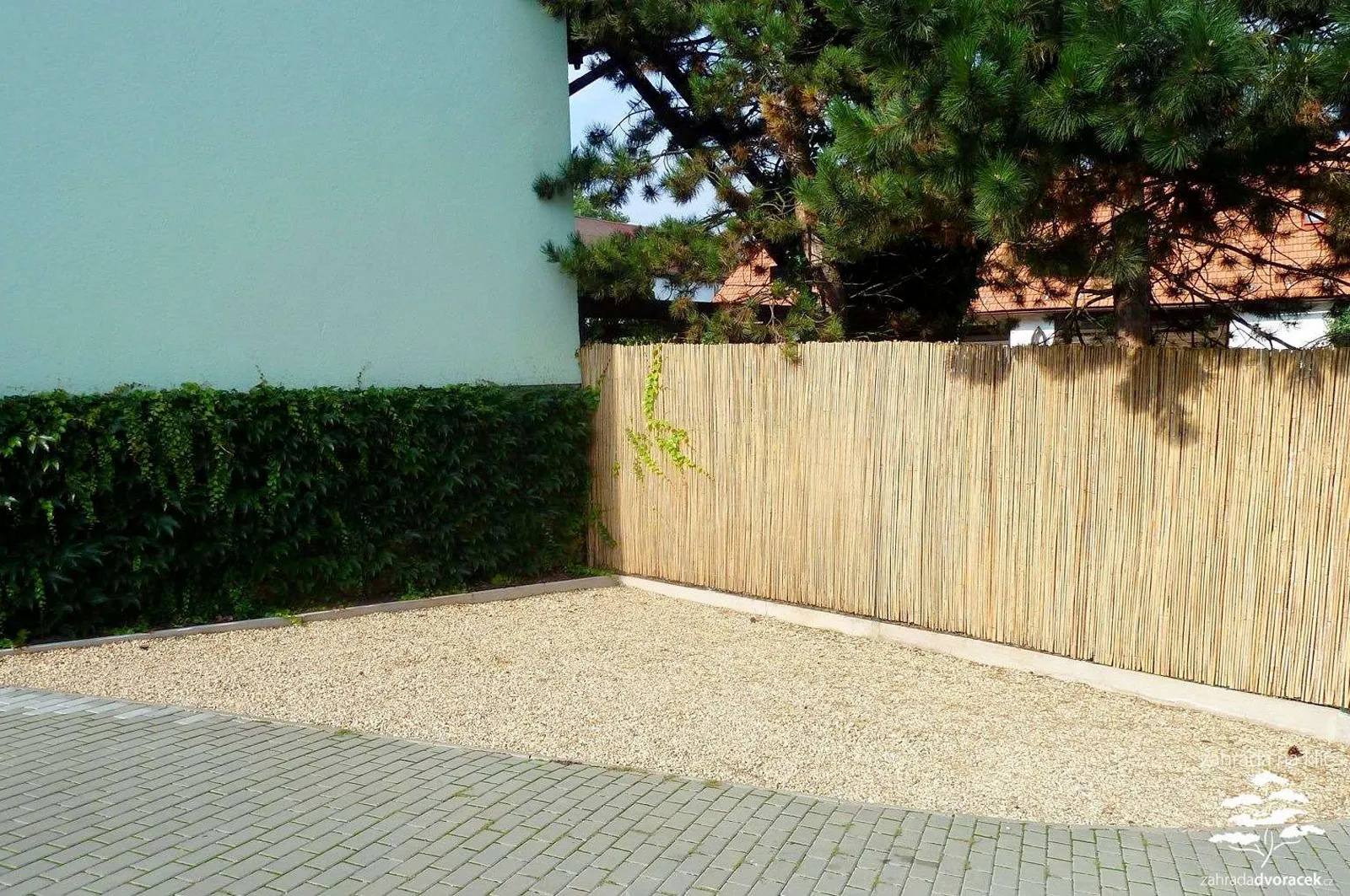 Venkovská zahrada s parkovištěm pro auta