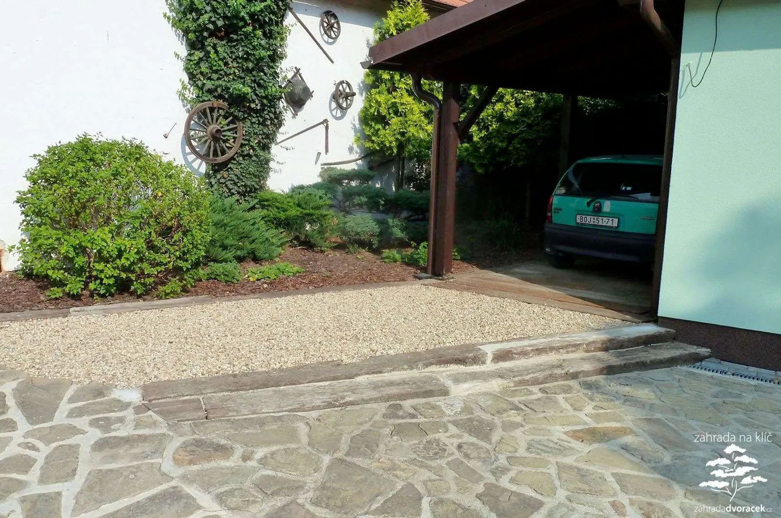 Venkovská zahrada s parkovištěm pro auta
