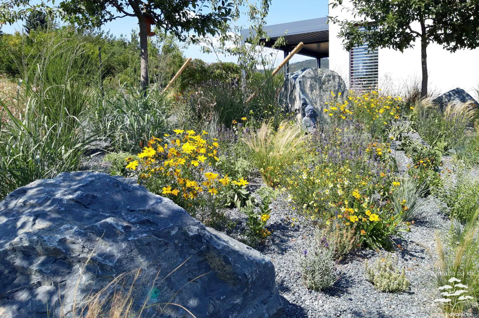 Zahrada stříbřito červená