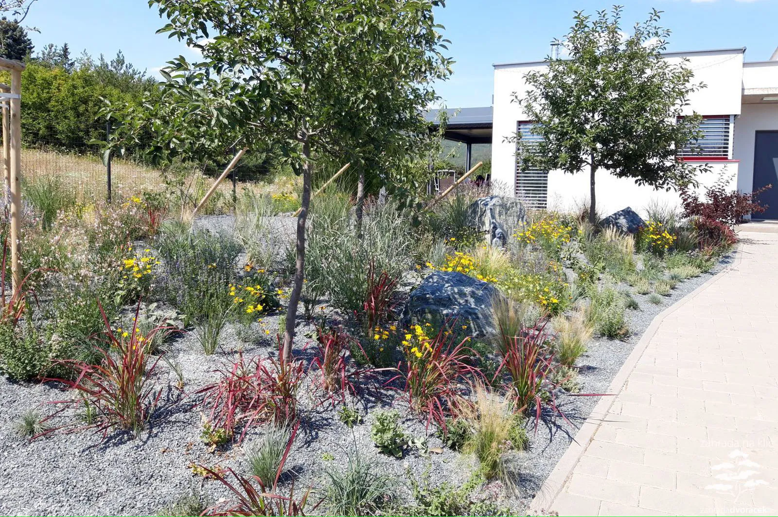 Zahrada stříbřito červená